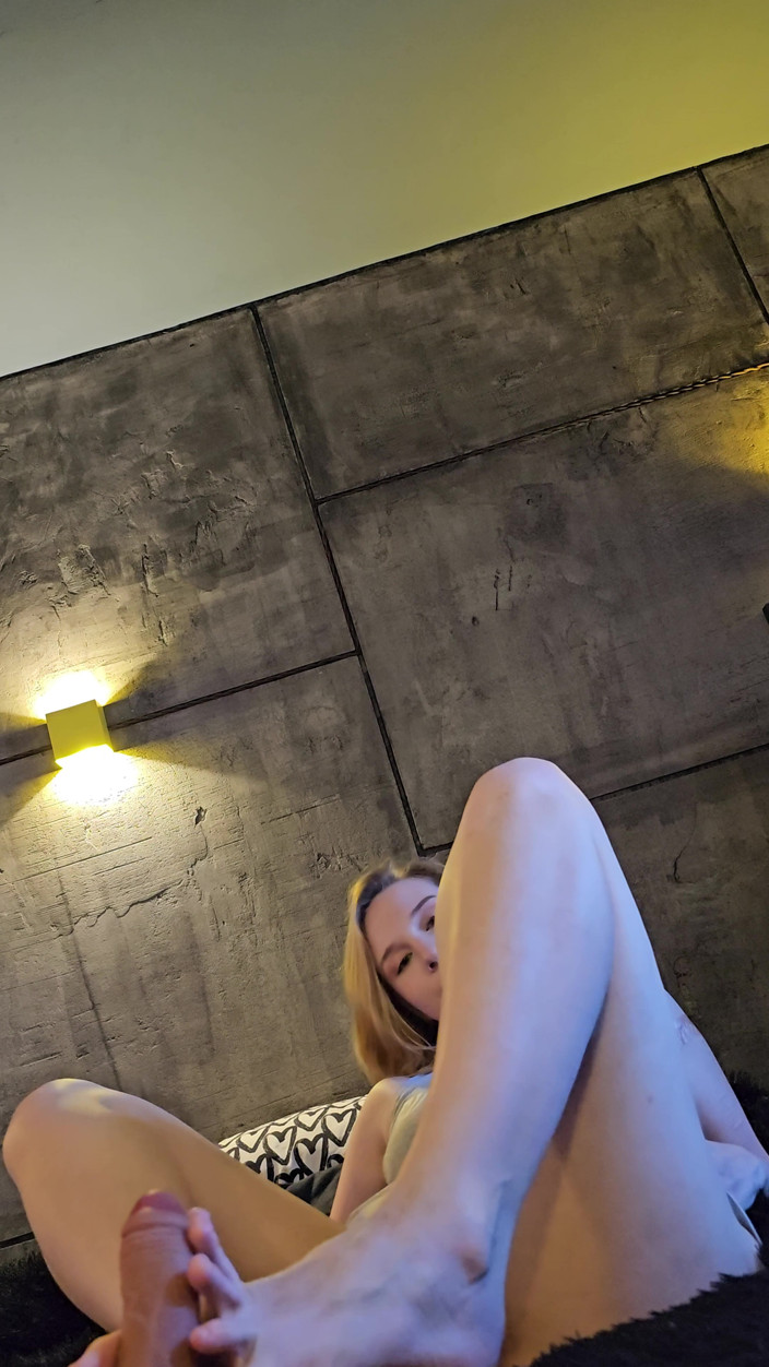 Alice Klay: Alice Klay, Étudiante, Utilise Ses Pieds Pour Me Faire Jouir