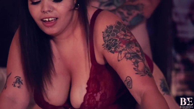 Blush erotica: Awek montel seksi menggigit semasa mencubit menjilat menghisap dan mengongkek...