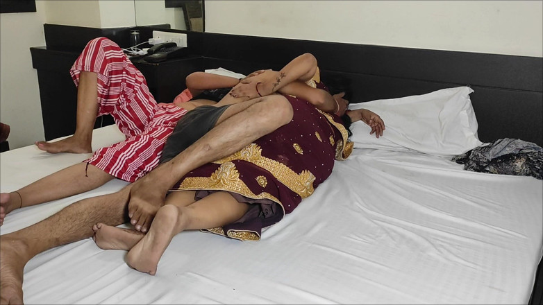 HouseWifeMahi: Trio desi réel, deux femmes sur un homme