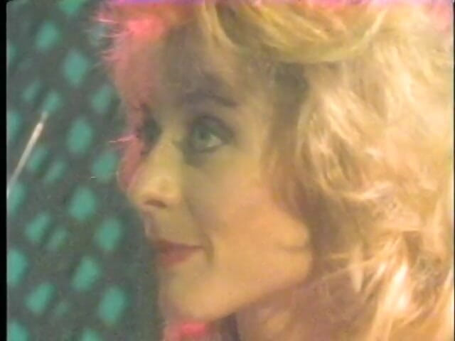 Old Good Porn: Assista loira milf se ajoelhar no bar e chupar um...