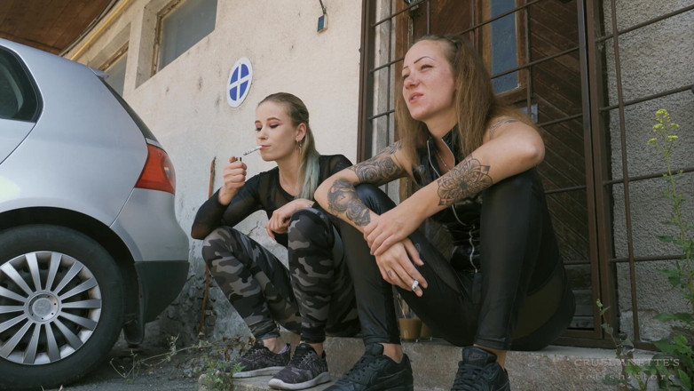 Cruel Anettes fetish world: Kouření a plivání na schodech