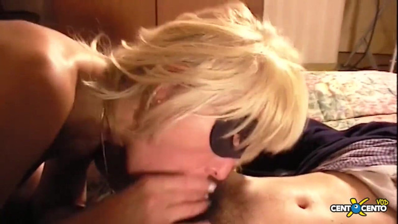 Topaweb: Une fille de 43 ans incroyable fait ses débuts en vidéo !...