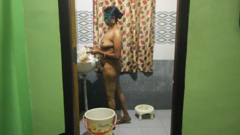 Desi Homemade Videos: Makcik India matang miang dirakam semasa mandi