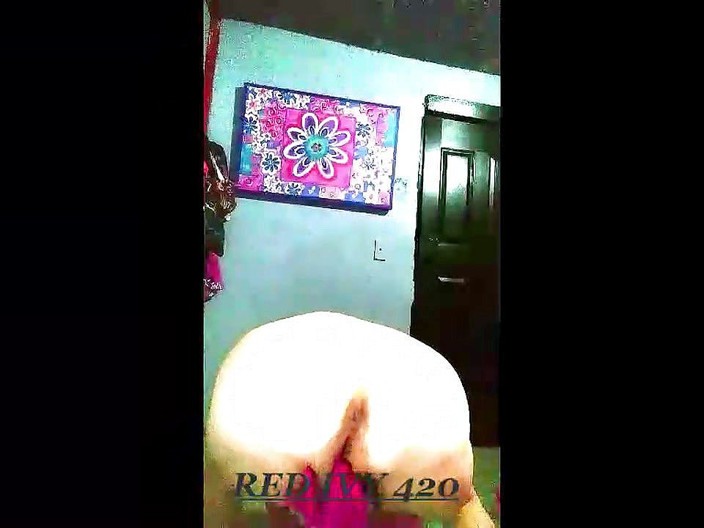 RedIvy420: Pembe lastik eldivenli amcık parmaklıyor