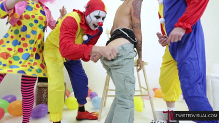 Twisted Visual: O asiatică norocoasă are parte de un sex în clovn