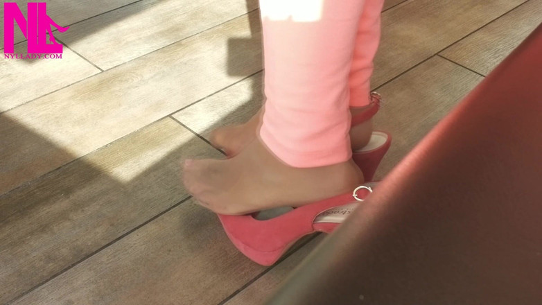 Nyllady: Schuhspiel mit high heels in einer bar