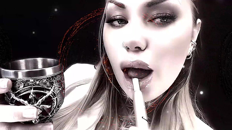 Goddess Misha Goldy: Шепіт моїх губ потрапляє в мій грішний зворотний відлік, коханець