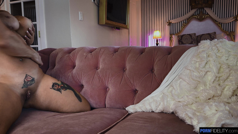 Pornfidelity: De fiesta con las grandes tetas de Payton Preslee
