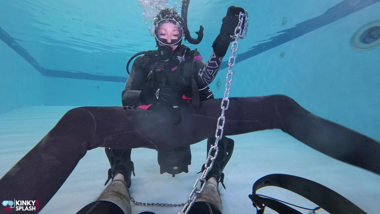 UKCuteGirl Lucy Lauren: Onderwaterduik slaaftraining - gedomineerd in kettingen en wetsuit randen