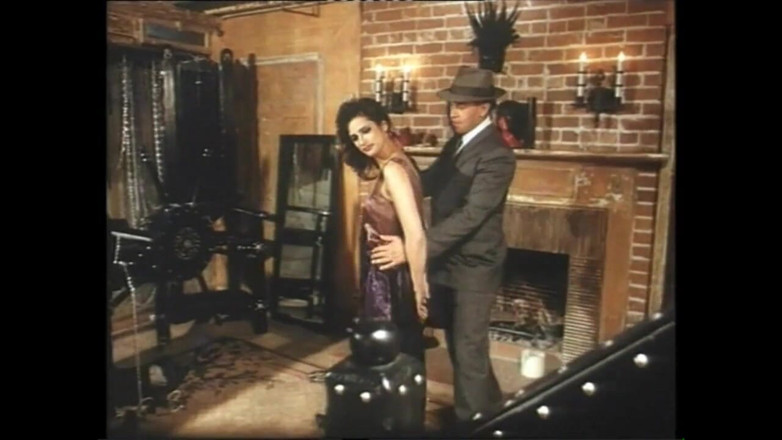 Vintage megastore: Une MILF sexy se fait baiser et éjaculer dans la bouche...