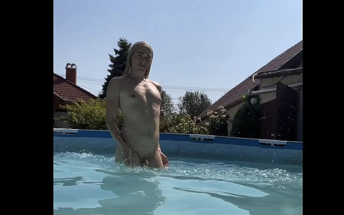 Dreamboy_506: Nager et exhiber son corps dans la piscine
