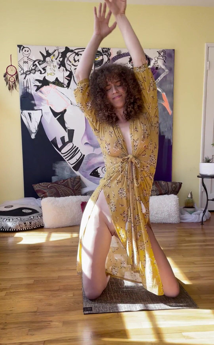 VibeWithMommy: ¡Un poco de yoga nekked! Muévete conmigo, te dejó libre