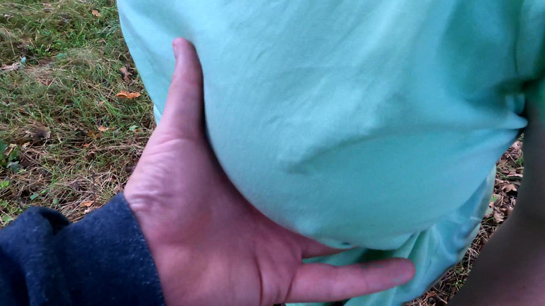 Bouncy Tits Action: Neben dem Baum ihre euter wurden rot