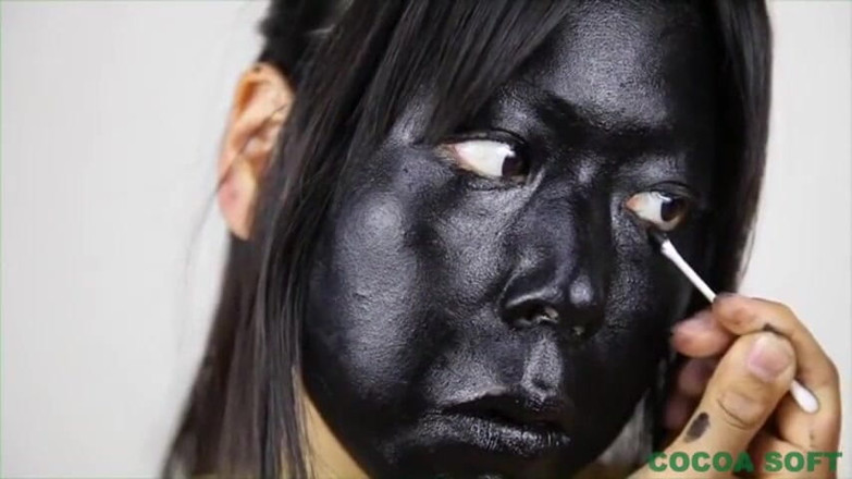 Cocoa Soft: Schwarze asiatische mamba ganz mit einer schwarzen farbe bedeckt, lutscht...