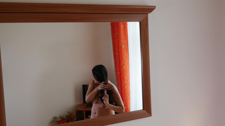 Peaches and Bananas: La milf ucraniana Christina - cepillarse el cabello