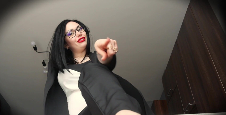 Goddess Misha Goldy: 每月支付我的新鲜修脚费用！知道你会支付我的下一次修脚费用，让你的鸡巴抽动！