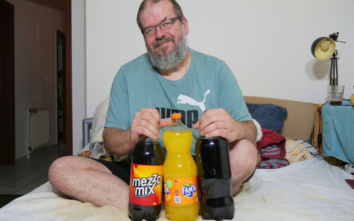 Qualzucht: Aku meregangkan lubangku dengan botol besar!