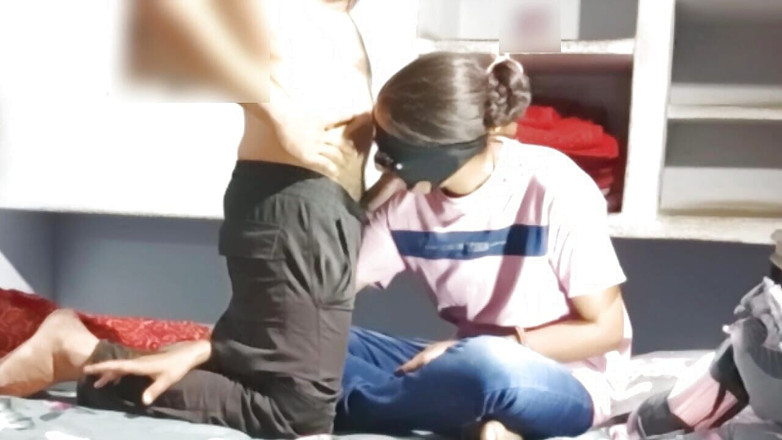 Rakul008: 新婚印度熟女像棒棒糖一样吮吸鸡巴，她渴望大鸡巴，她想要两根鸡巴，但我有