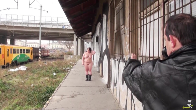Dirty Doctors Clips: Ședință foto la gară