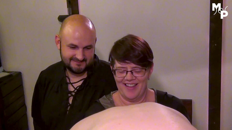 Schwester Sandra: Mistress sandra aur marcus Pollack apne dvi-gulaam men muththi ghusa...