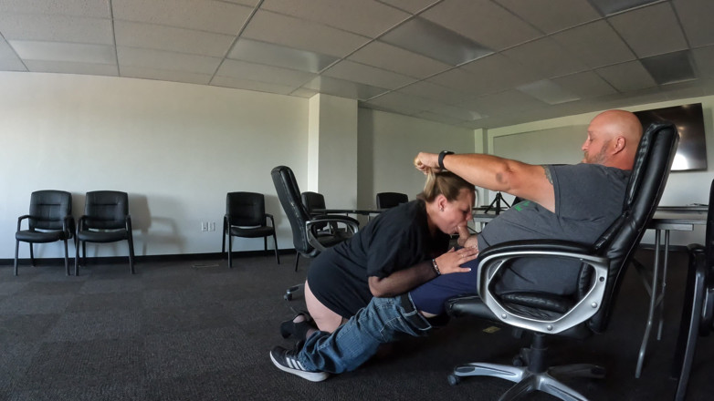 ScaninForFun: Une salope se fait baiser au travail