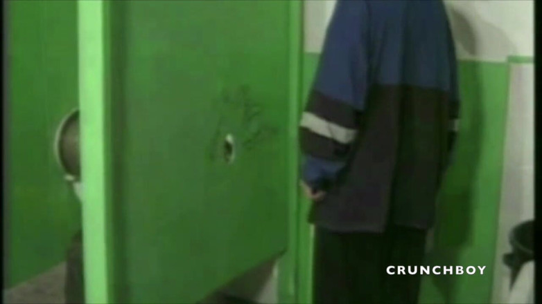 GAY VINTAGE PORN: Adolesceți sug direct în găurile de glorie ale toaletelor