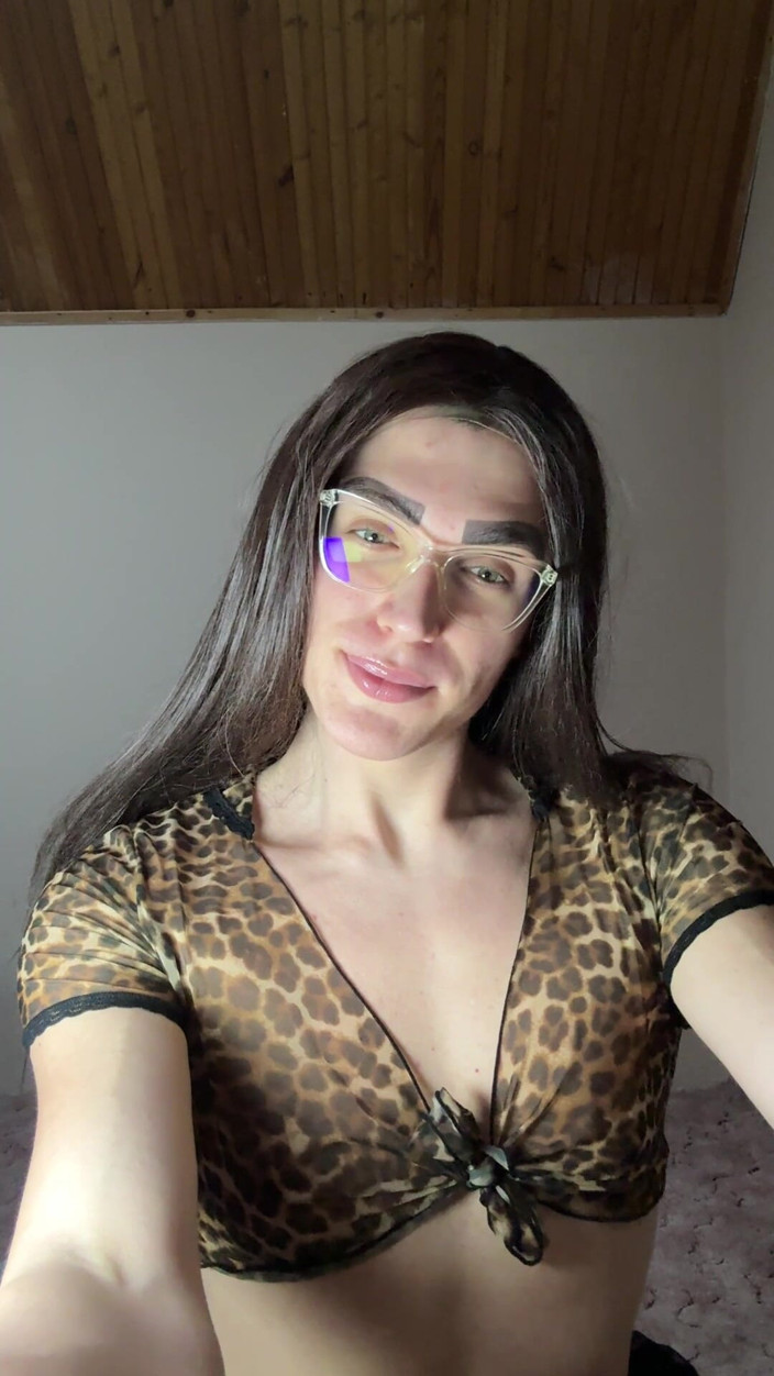 Dreamboy_506: Mostrando mi sexy atuendo y culo