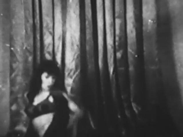 Vintage Usa: Derleme. Klasik seksi orta yaşlı seksi kadının erotik dansı ve...