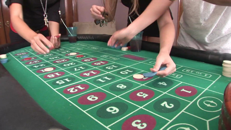 Cryptostudios: Chicas universitarias jugando un juego de ruleta