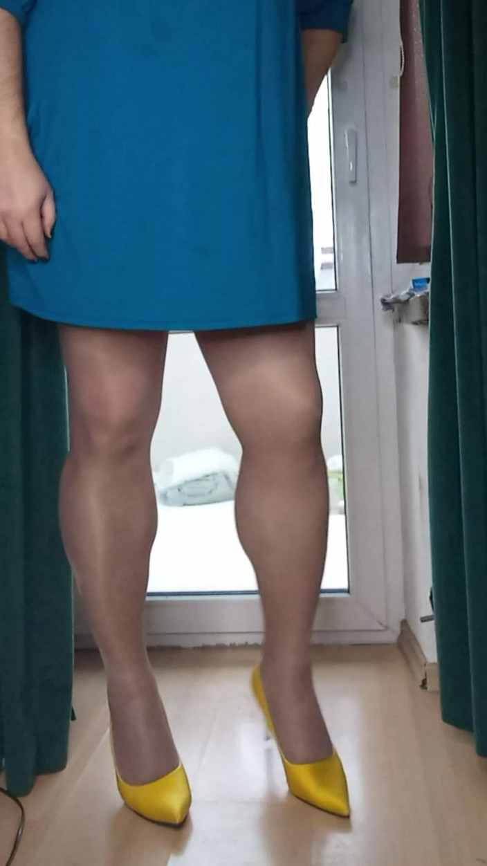 Nattalie Trans: Mini robe et talons hauts