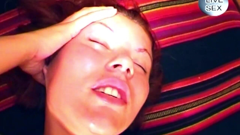 TRASHPORN: Älteres schätzchen fingert schlampige muschi zum tropfendem orgasmus