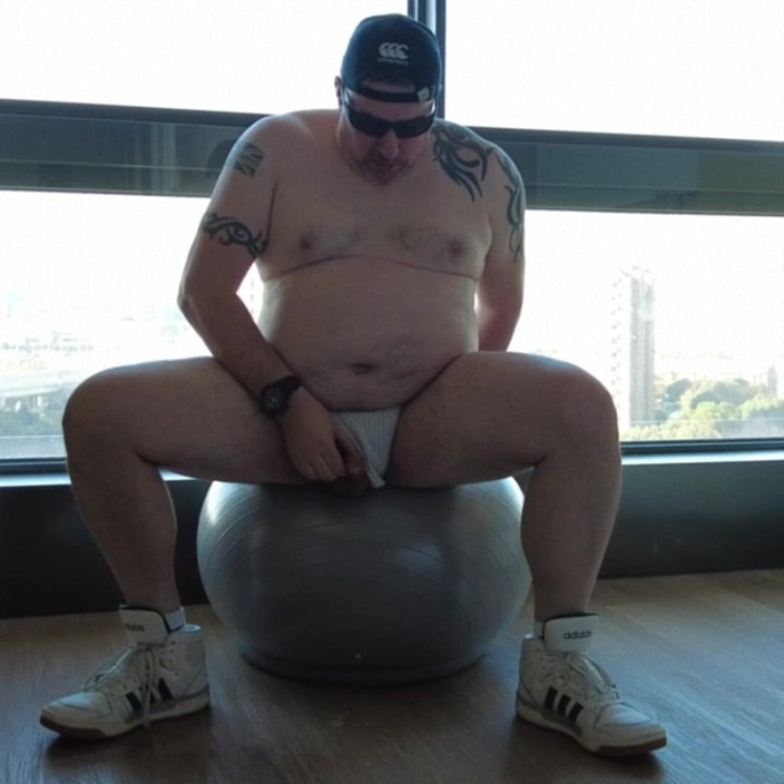 uktattooedchub74: 在健身房几乎赤身裸体