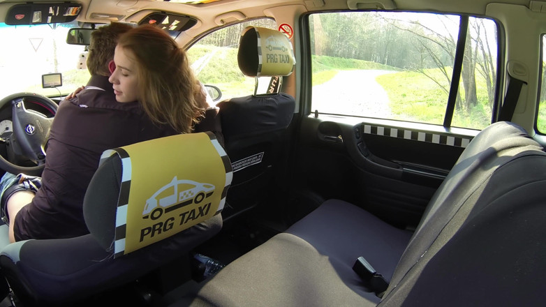 Czech Taxi: Belleza eyacula en toda la cabina