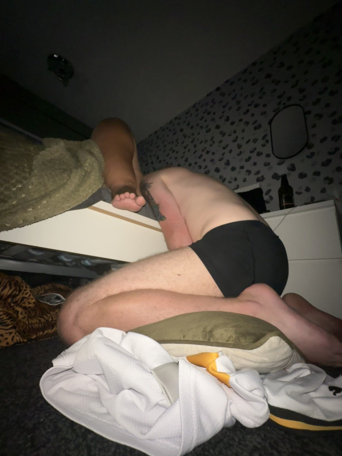Filthy British Couple: Une femme mariée excitée met son mari esclave à genoux pour...