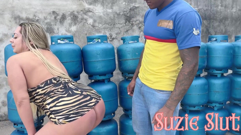 Suzie Hard Anal: Сьюзі шлюха вийшла купити газ, одягнувши лише сукню без трусиків