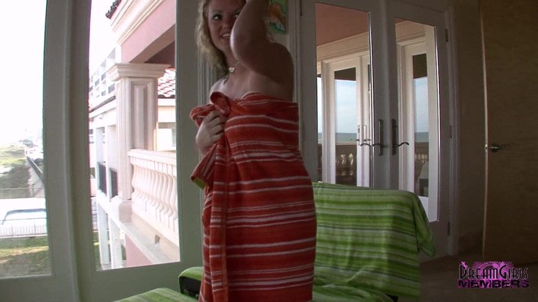 Dream Girls: Une fille de 18 ans à gros nichons doigte sa chatte étroite