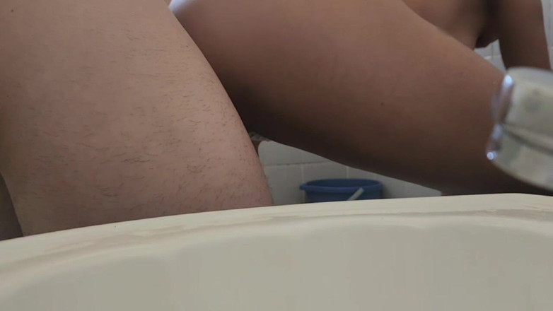 Osbig: Seks z wielką dupą brunetką przyrodnią siostrą w łazience