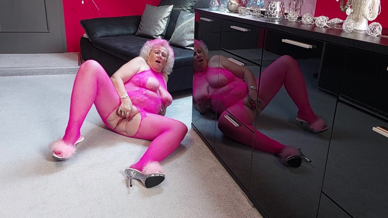 PureVicky66: Pembe nine parmakları amcık damlayan ıslak dildo emiyor