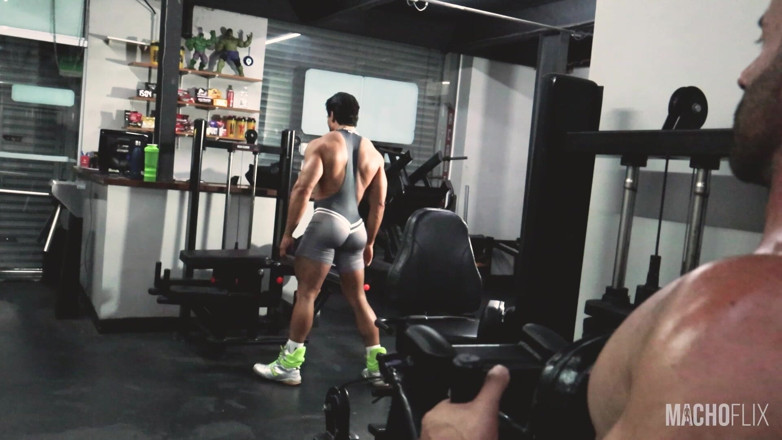 MACHOFLIX: Treinando Duro
