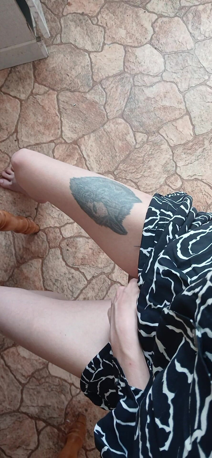 Lesbian-candys: Une fille en robe d’été se masturbe