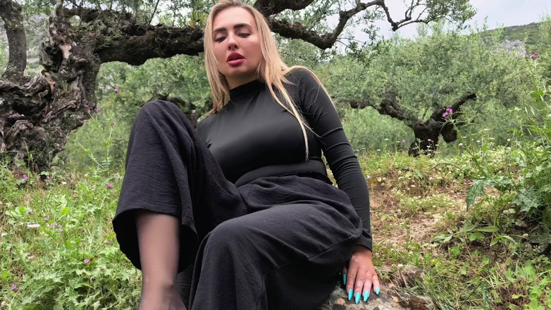 Goddess Lena: Birkenstock &amp; Nylons all'aperto