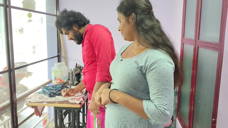 Vaigavarun45: Une Malaisienne du Kerala baise avec un tailleur