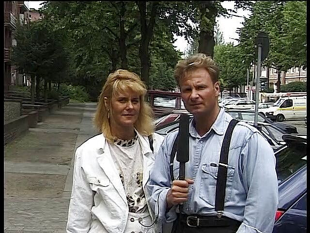 Lucky Cooch: Blonďatá milfka dává rozhovor