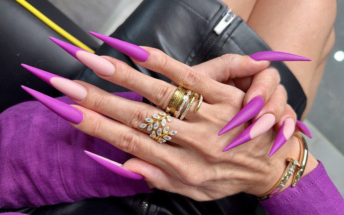 Julia domaina: Nouveaux ongles longs de couleur violette, talons aiguilles pointus, paumes,...