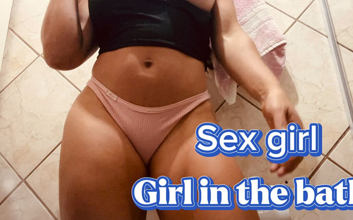 crazydesire: Awek dirakam semasa mandi, menunjukkan pepek berbulunya.