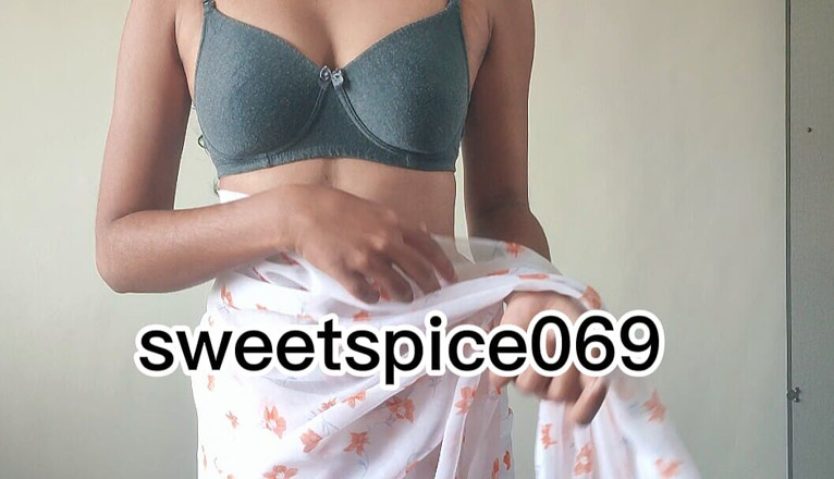 Sweet Spice: Ta de 18 ani Didi poartă sari sexy cu unele păr...