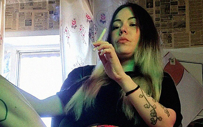 Blowjobs Alice: Pequeña hermanastra fuma un cigarrillo