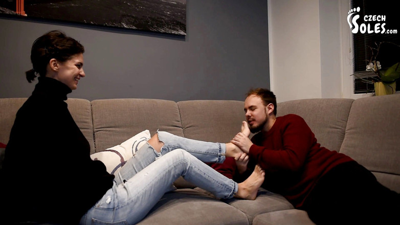 Czech Soles - foot fetish content: Nikolas första fotdyrkan i hennes liv!