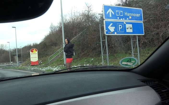 Andy Star: Carparkbitch, Alina jouit au fond de sa chatte