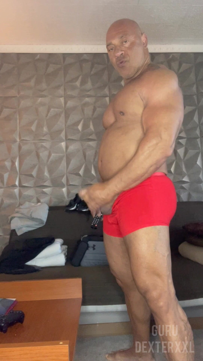 Mr. Guru: Pan Guru Czerwona bielizna solo spust